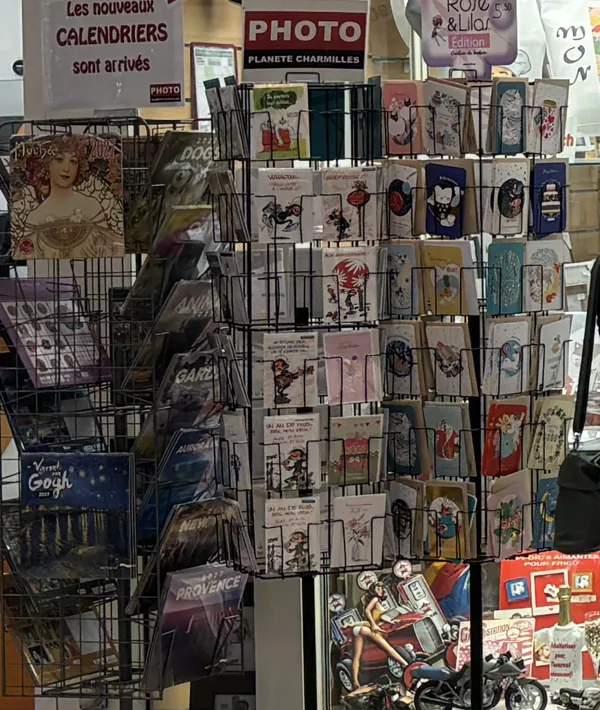 Los expositores de tarjetas y calendarios delante de la tienda