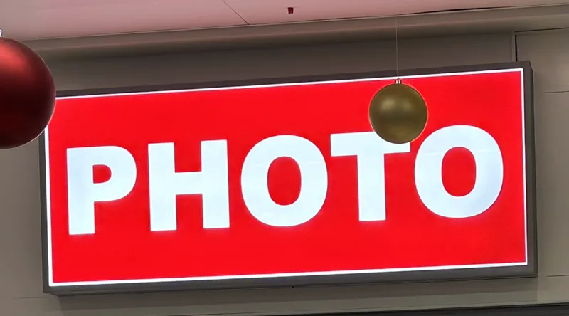 El rótulo luminoso rojo PHOTO sobre la tienda