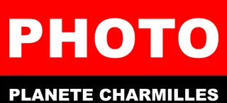 Logotipo de Photo Planète Charmilles: PHOTO en blanco sobre rojo, Planète Charmilles debajo